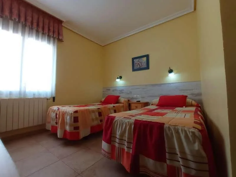 Habitación Doble - 2 camas — Hostal Almenara