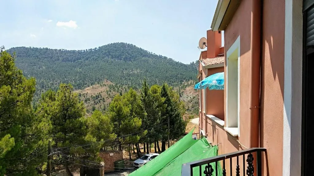 Habitación Doble con vistas a la montaña — Hostal Almenara