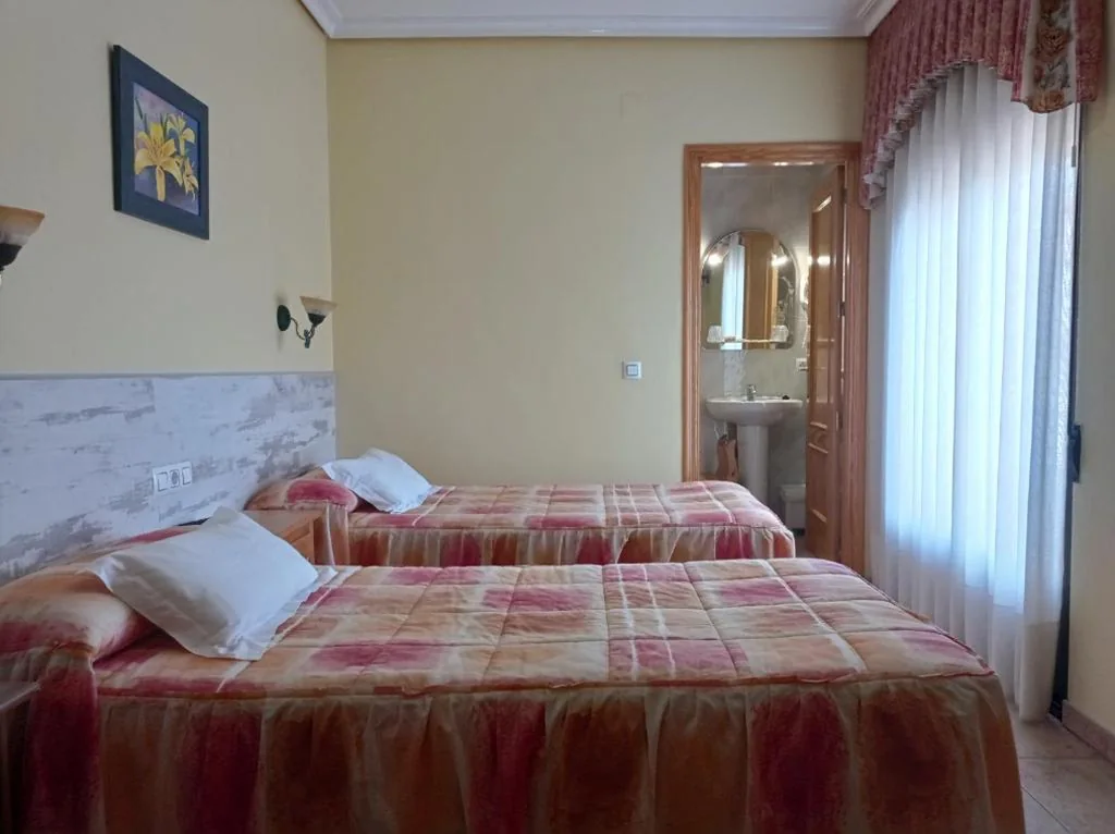 Habitación Doble con vistas a las montañas - 2 camas — Hostal Almenara