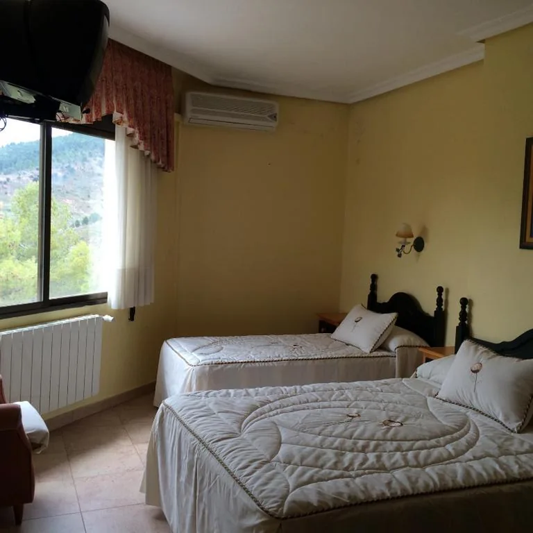 Habitación Triple con vistas a la montaña — Hostal Almenara