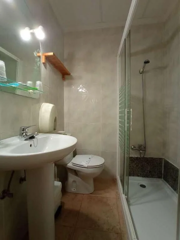 Habitación Triple con vistas a la montaña — Hostal Almenara