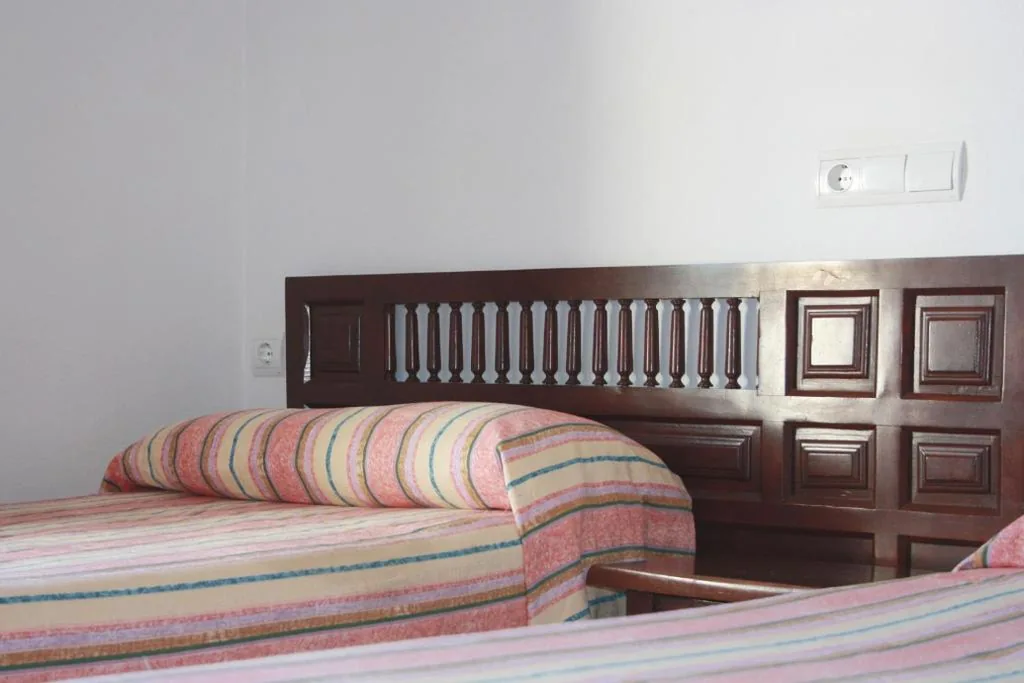 Habitación Doble - 2 camas — Hostal Alocs - beachfront