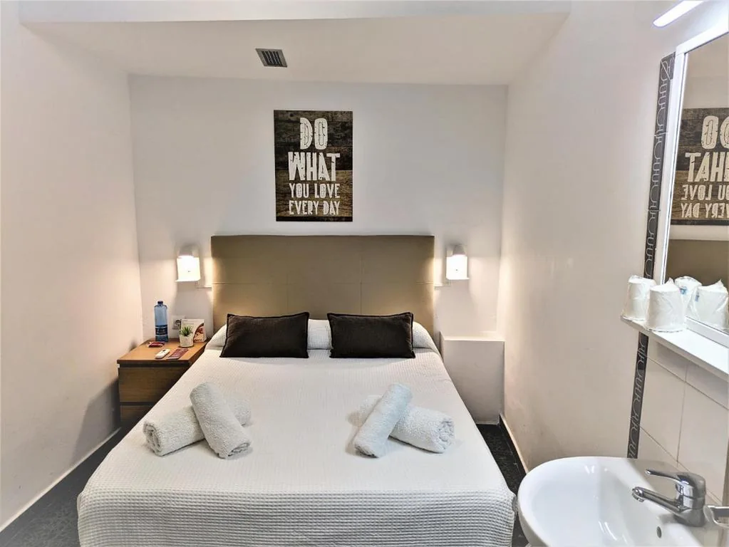 Habitación Doble con baño compartido — Hostal Alogar