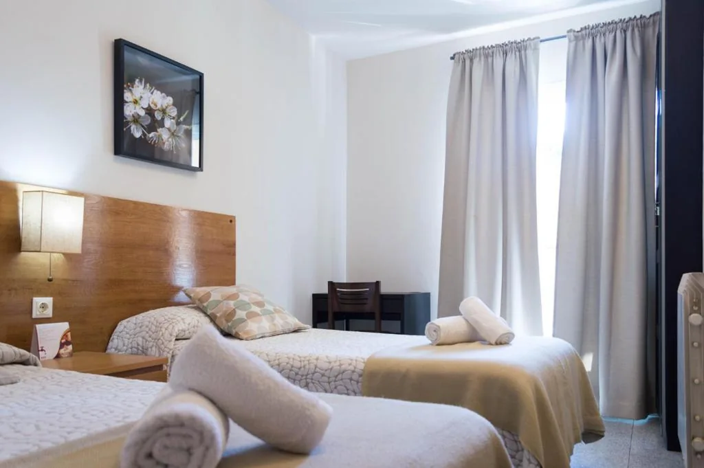 Habitación Doble con baño privado - 1 o 2 camas — Hostal Alogar