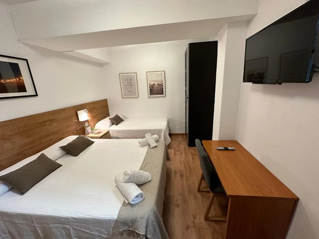 Habitación Triple con baño privado — Hostal Alogar