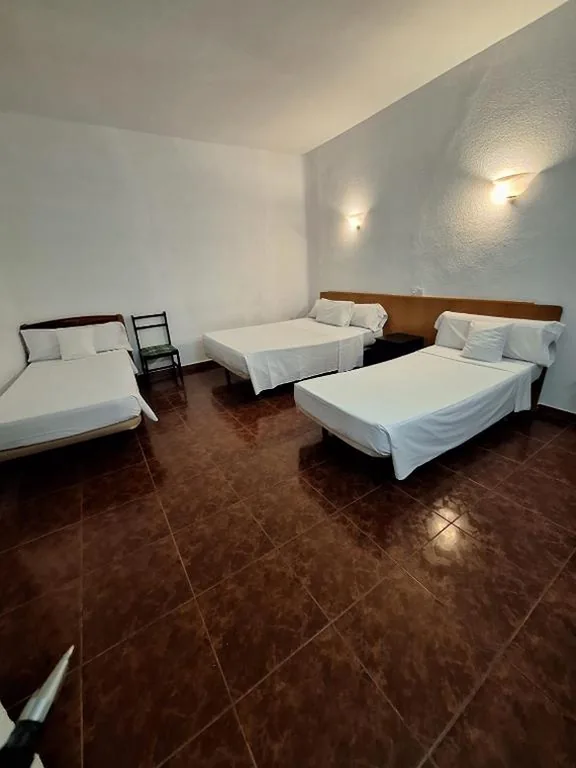 Vierbettzimmer mit Gemeinschaftsbad — Hostal Alonso No Limit Madrid