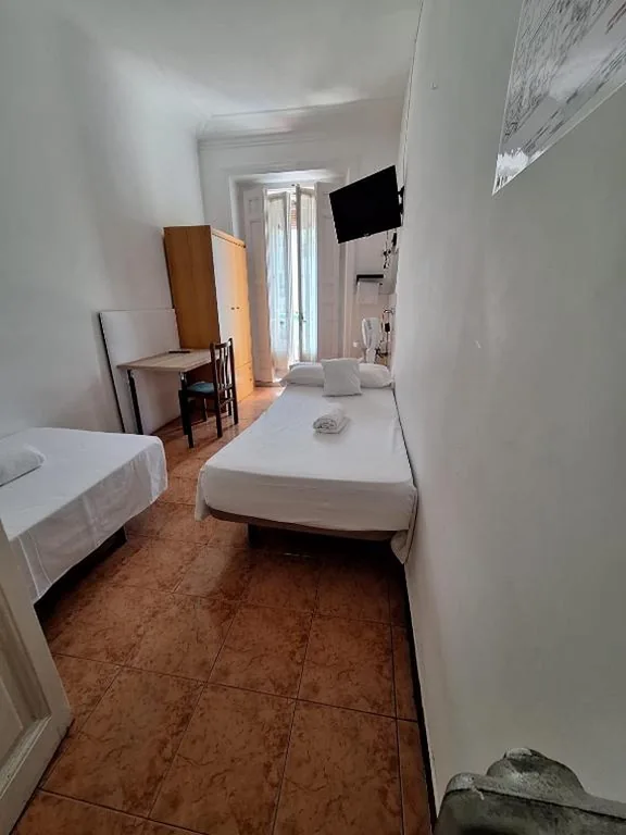 Doppelzimmer mit Aussicht – 2 Betten — Hostal Alonso No Limit Madrid