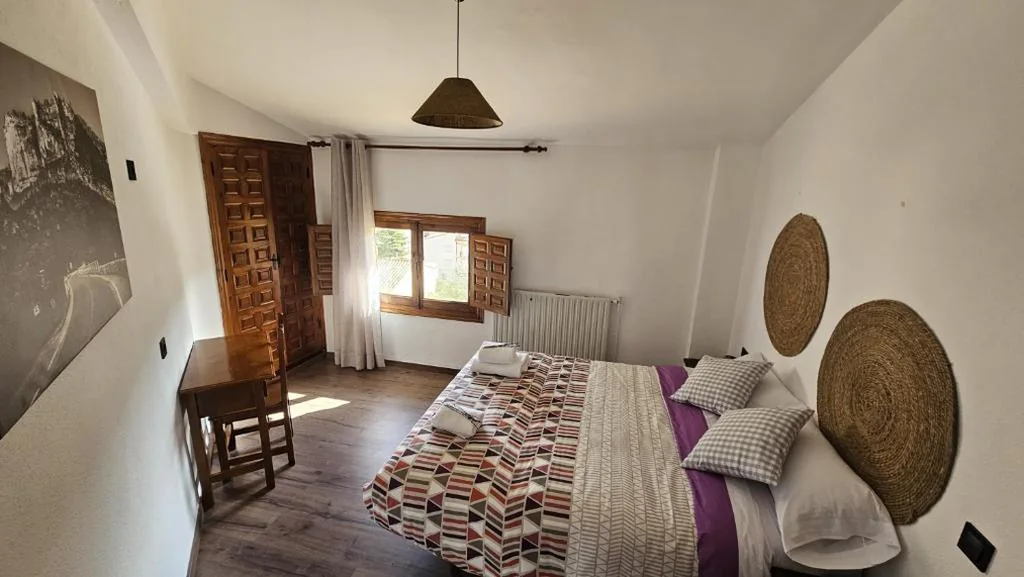 Camera classica con letto grande — Hostal Altajo con Restaurante, Naturaleza & Descanso en el Alto Tajo