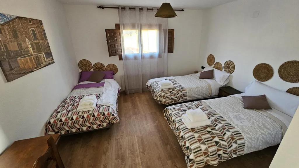 Camera tripla classica — Hostal Altajo con Restaurante, Naturaleza & Descanso en el Alto Tajo