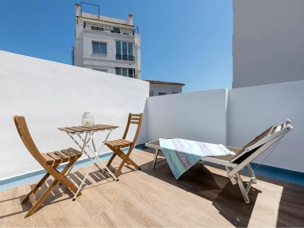 Habitación Triple con terraza — Hostal Altea House