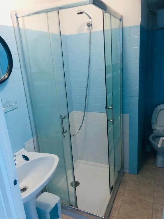 Double Room with Bathroom - 1 or 2 Beds — Hostal Amanecer