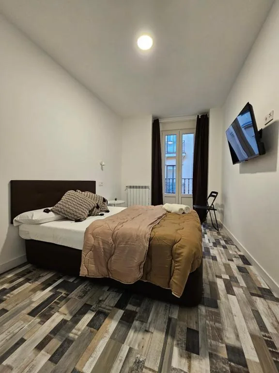Camera matrimoniale con balcone — HOSTAL ANDREA GRANVIA