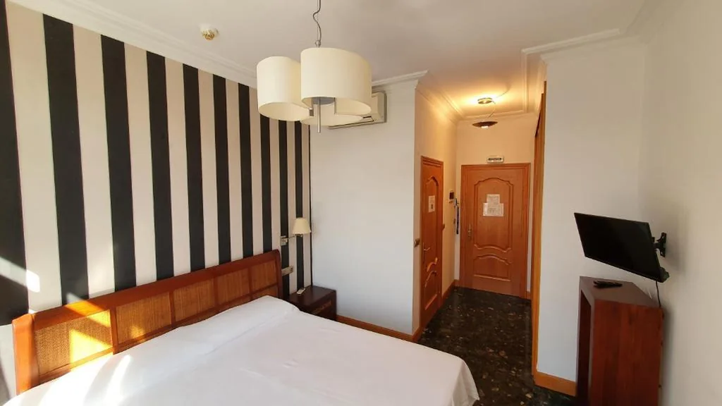 Camera Doppia con bagno privato — Hostal Ansonea