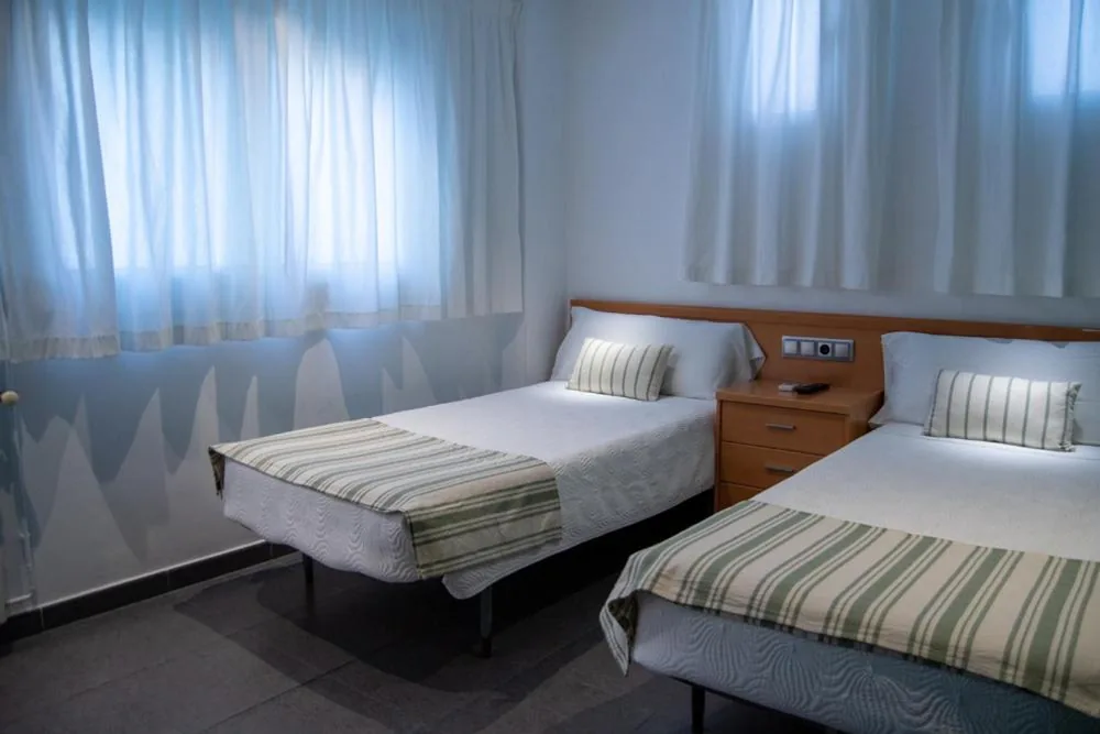Camera matrimoniale con letti singoli e bagno in comune — Hostal Apolo