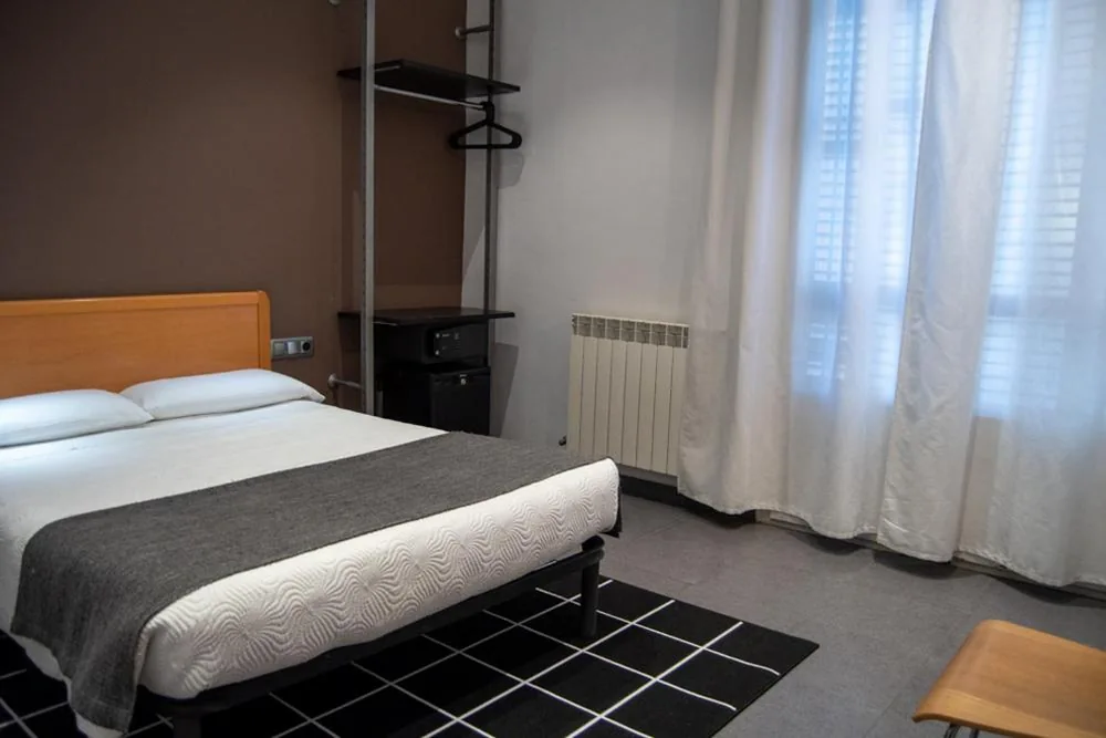 Camera matrimoniale con bagno in comune — Hostal Apolo