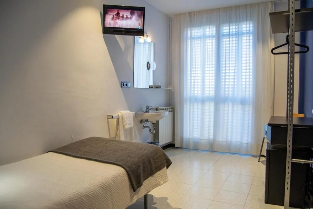 Camera singola con bagno in comune — Hostal Apolo