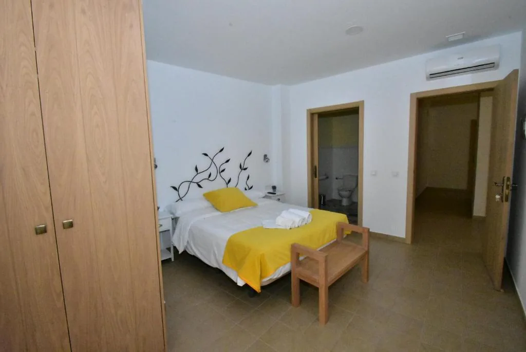 Camera accessibile alle persone con mobilità ridotta - letto matrimoniale — Hostal Aquaforum