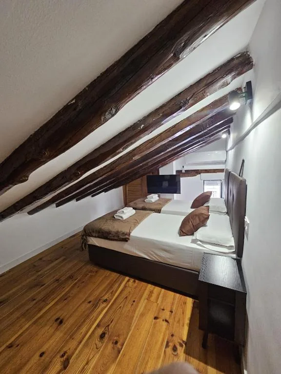 Habitación Doble con baño privado - 2 camas — Hostal Arenal Madrid