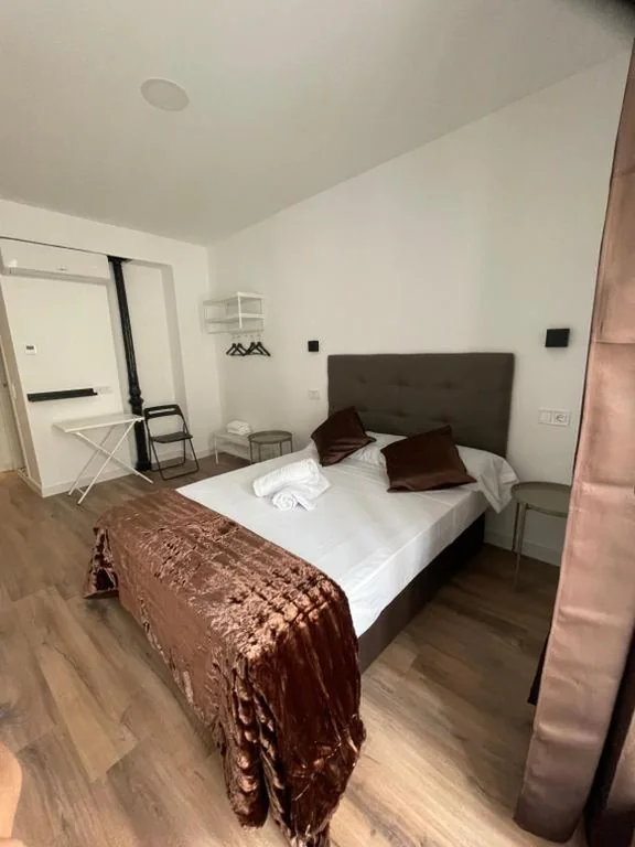 Habitación Doble con baño privado — Hostal Arenal Madrid