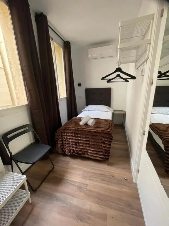 Habitación Individual con baño privado — Hostal Arenal Madrid