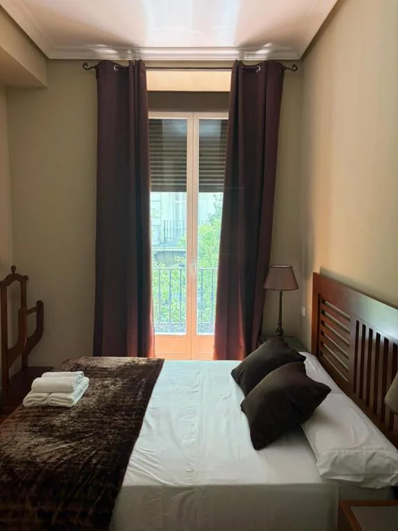 Habitación Triple con balcón — Hostal Arenal Madrid