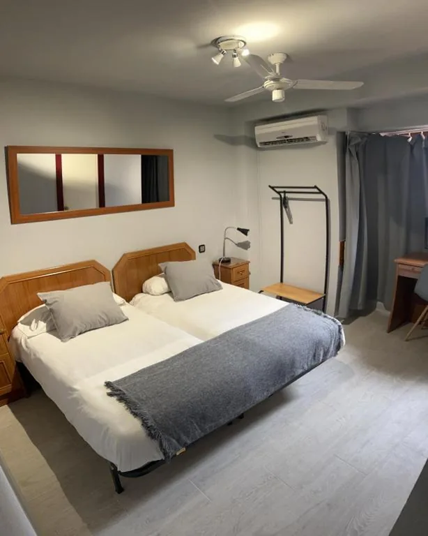 Camera doppia - 1 o 2 letti — Hostal Arenal