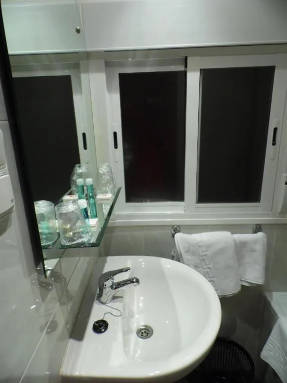 Camera singola con bagno privato esterno — Hostal Arenal