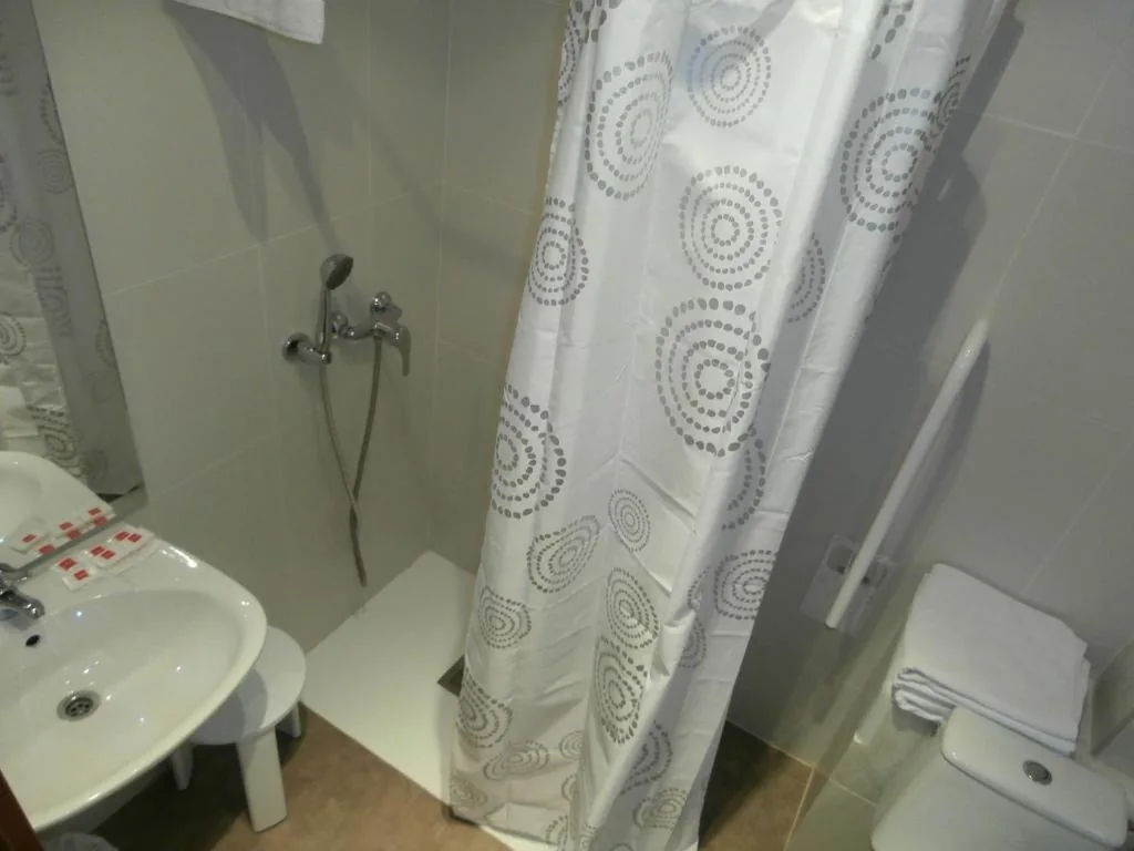Camera tripla Basic — Hostal Arenal