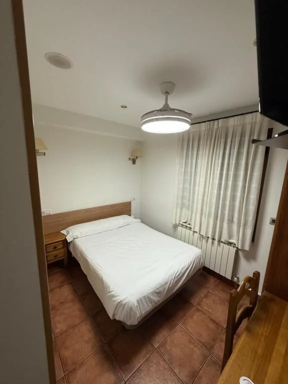 Standard-Doppelzimmer mit Ventilator — Hostal Arévacos
