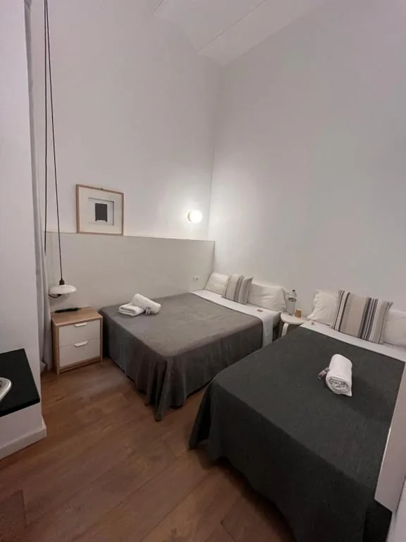 Economy-Dreibettzimmer innen – ohne Aussicht — Hostal Argo