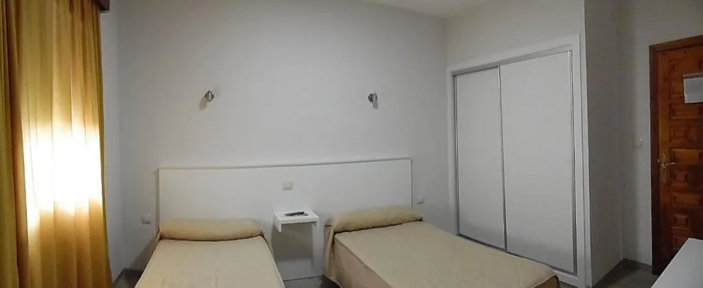 Habitación Doble con baño privado - 2 camas — Hostal Arias