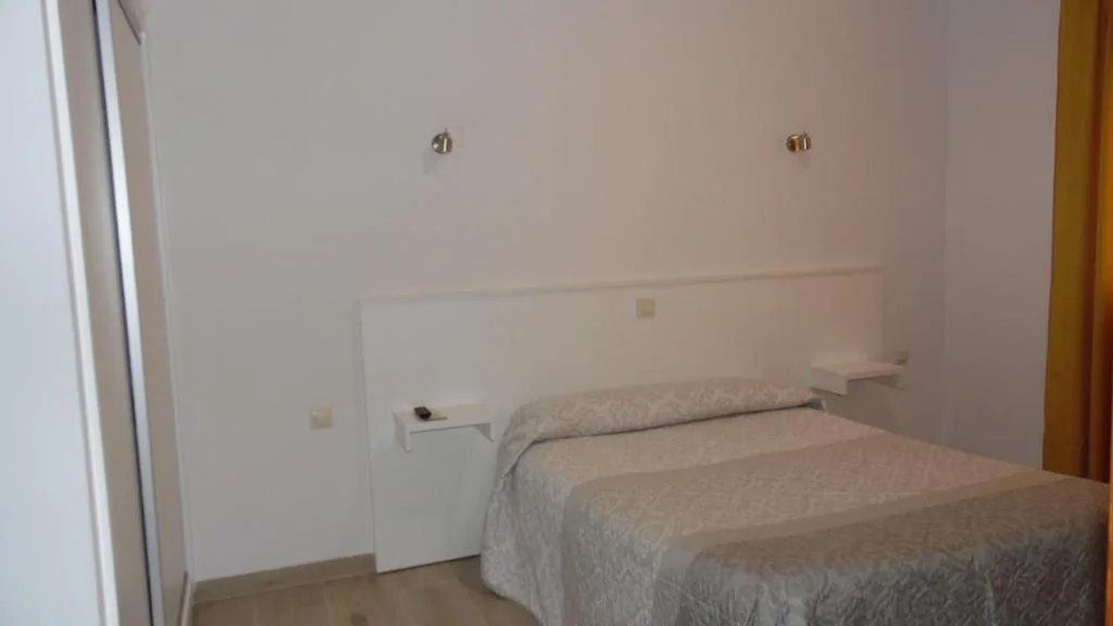 Habitación Doble con baño privado — Hostal Arias