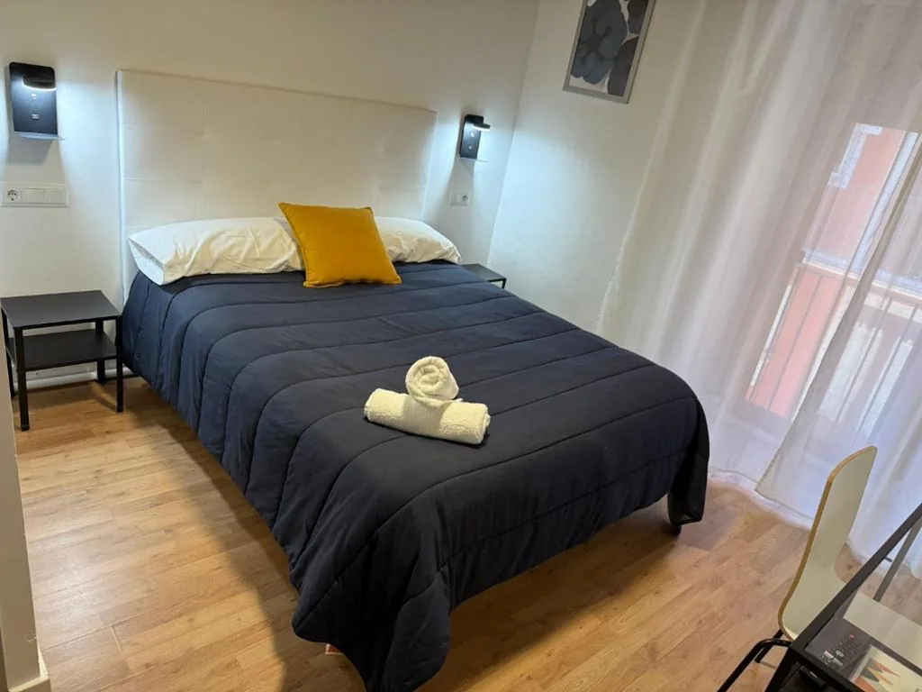 Camera con letto grande e balcone — Hostal ARS