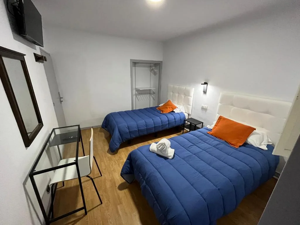 Camera doppia con bagno privato - 2 letti — Hostal ARS