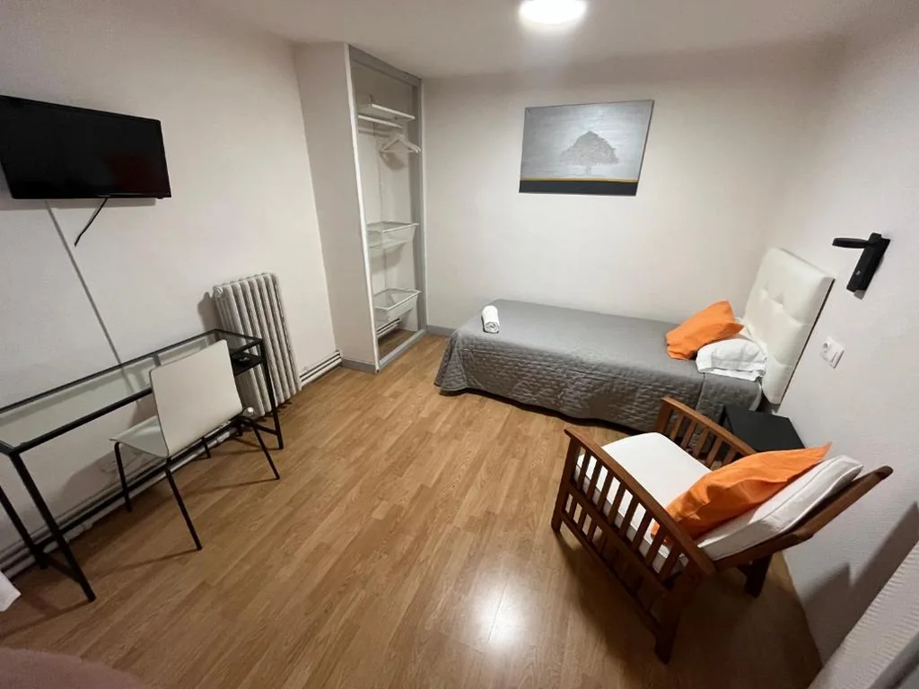 Camera singola con bagno privato — Hostal ARS