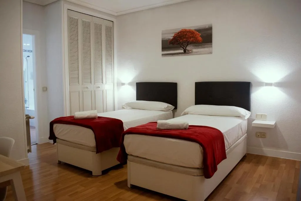 Habitación Doble con baño privado - 2 camas — Hostal Ártico