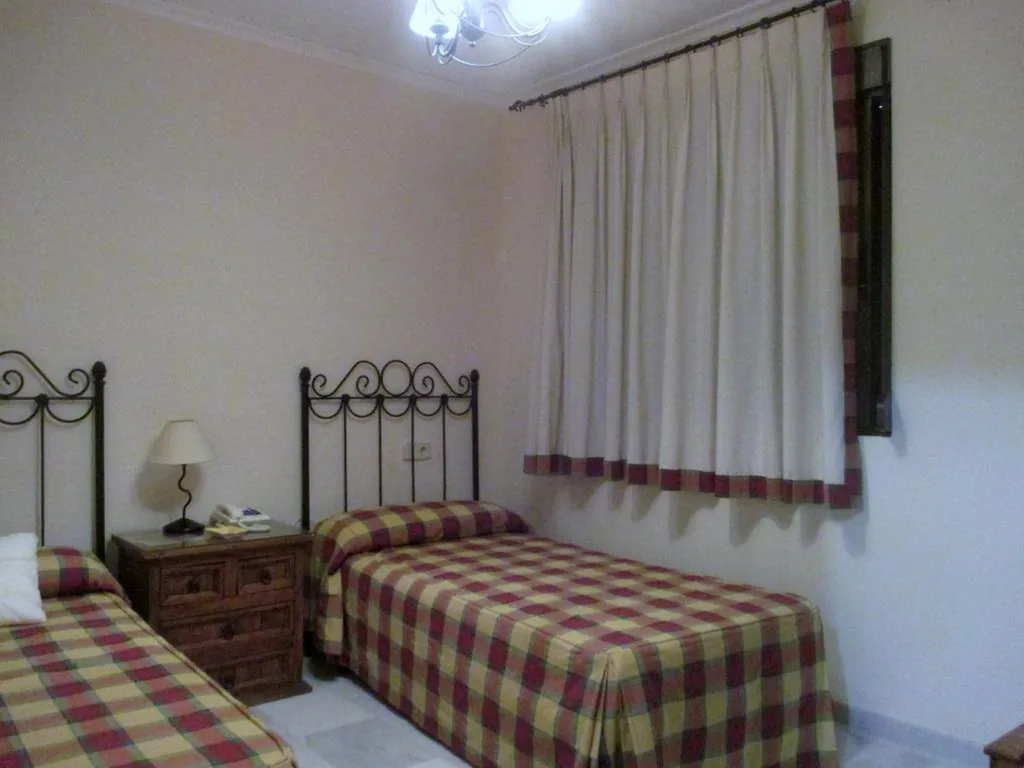 Habitación Doble - 2 camas dobles — Hostal Artiga