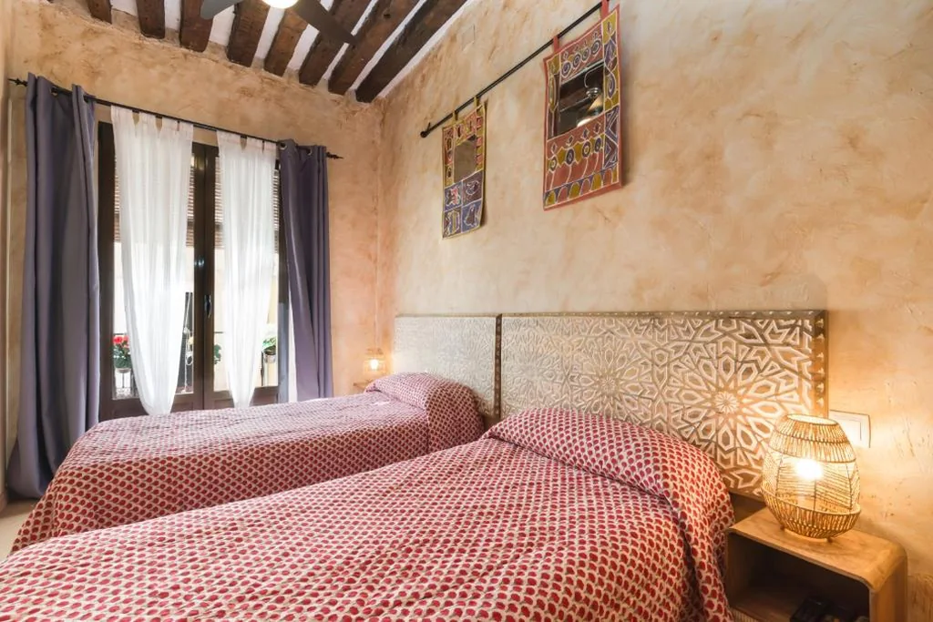 Budget-Doppelzimmer - 1 oder 2 Betten — Hostal Artistic B&B