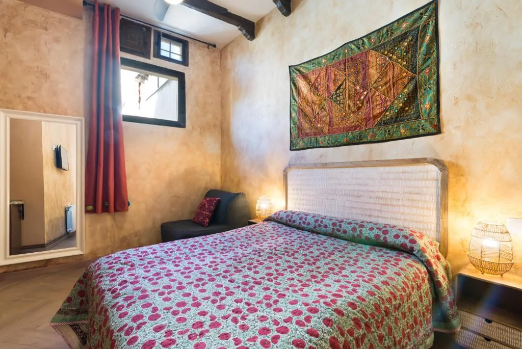 Großes Doppelzimmer — Hostal Artistic B&B