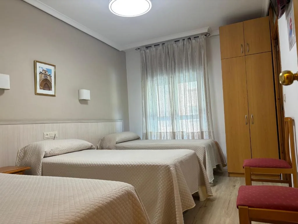 Chambre Triple avec salle de bains — Hostal Atienzar