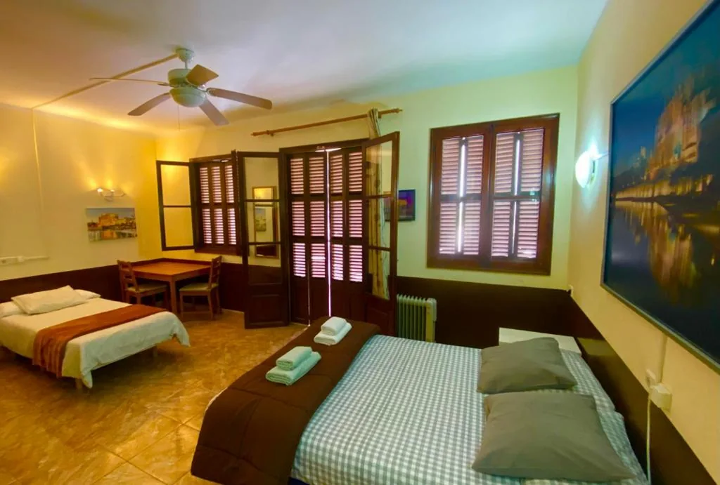 Habitación Doble Deluxe con balcón - 1 o 2 camas — Hostal Atlanta