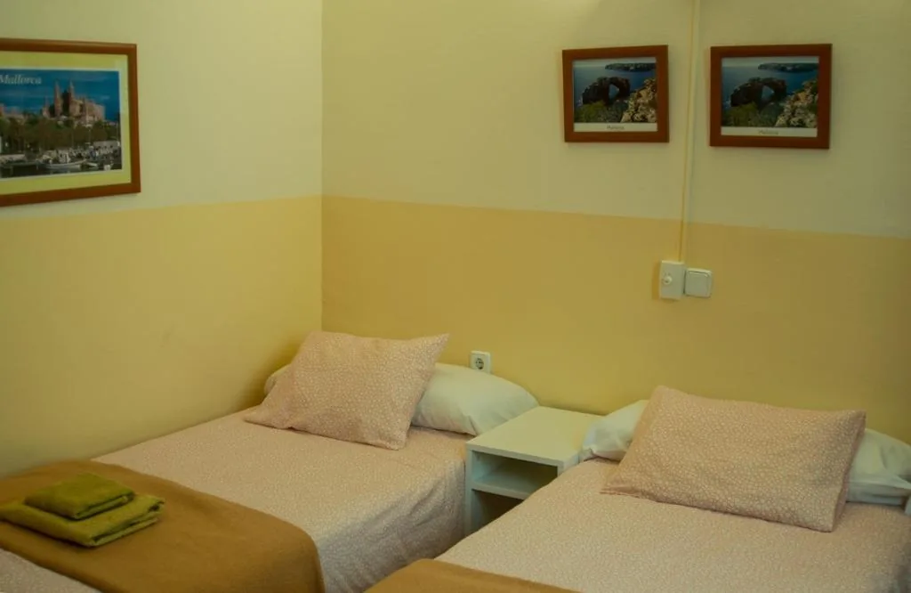 Habitación Estándar con baño compartido - 2 camas — Hostal Atlanta