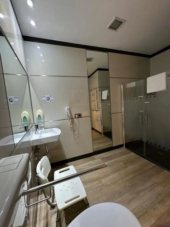 Habitación adaptada para personas con movilidad reducida - Cama grande — Hostal Atocha Almudena Martín