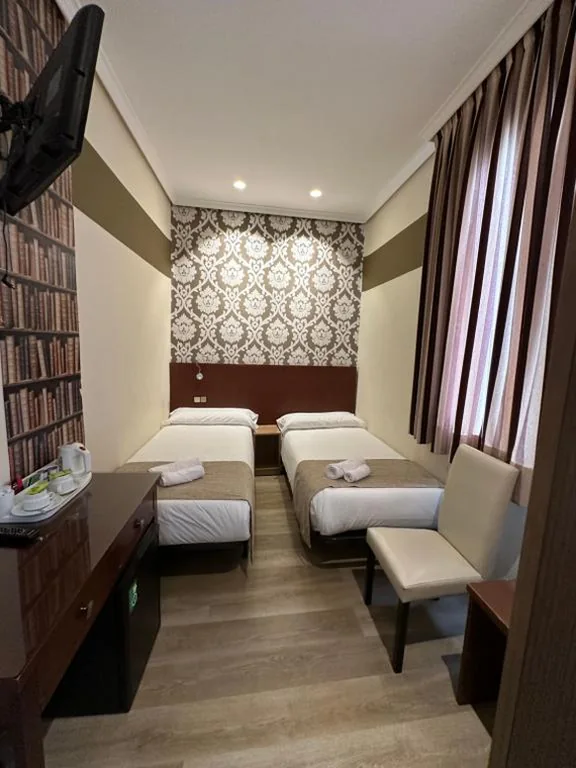 Habitación Doble - 2 camas — Hostal Atocha Almudena Martín