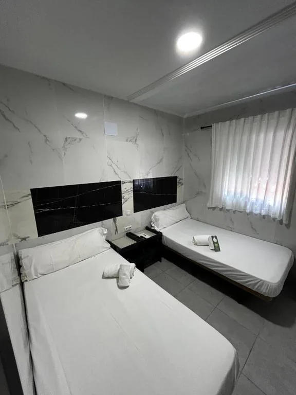 Günstiges Doppelzimmer - 1 oder 2 Betten — Hostal Avenida Andalucia - Solo Adultos
