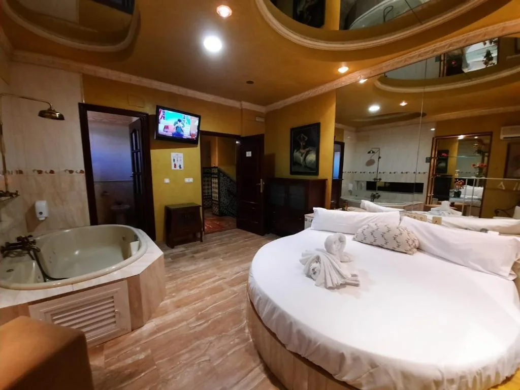 Suite mit Whirlpool - Kingsize-Bett — Hostal Avenida Andalucia - Solo Adultos