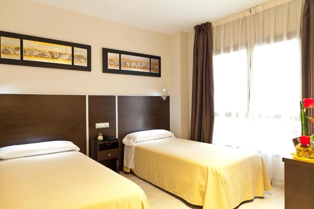 Habitación Doble - 2 camas — Hostal Avenida Barajas