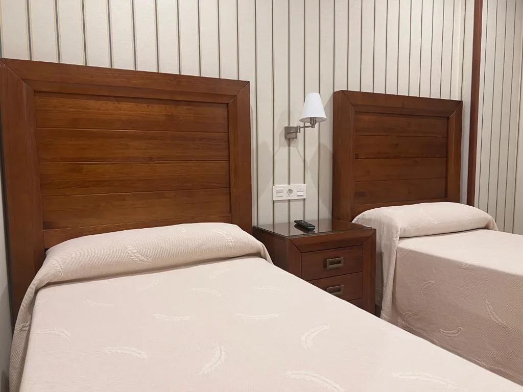 Quarto Duplo - 2 camas — Hostal Avenida