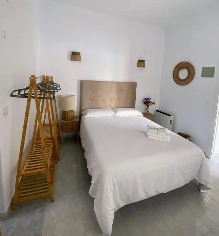スタンダードルーム（大型ベッド1台） — Hostal Avenida by Bossh! Hotels
