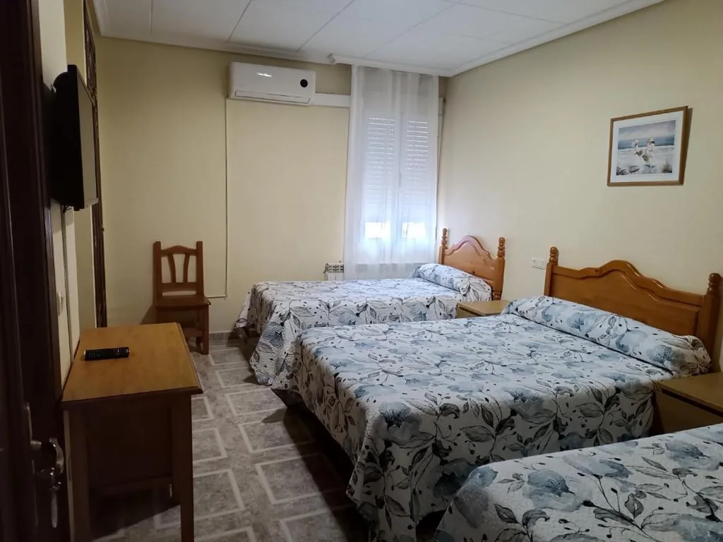Habitación Cuádruple con baño — Hostal Ávila
